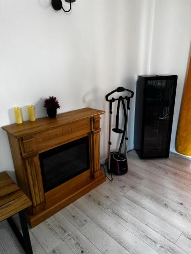 a wooden table with a tv and a tripod in a room at Muz in Filiaşi