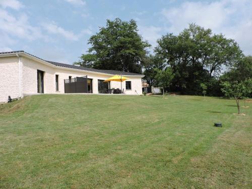 ein Haus mit einem großen Garten davor in der Unterkunft Gite du chêne vert - Périgord in Salignac Eyvigues