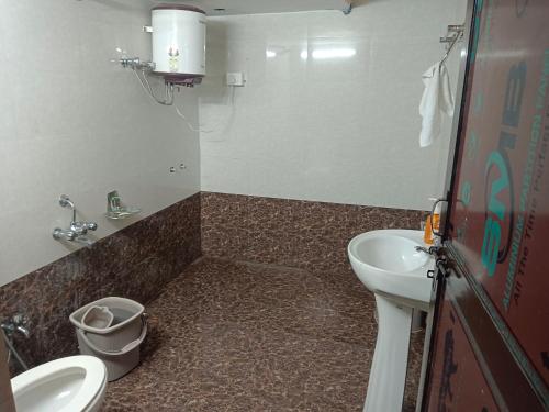 Koupelna v ubytování Hotel New Mandpam