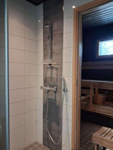 a shower in a bathroom with a glass door at Kekäle in Syöte