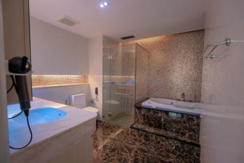 Bilik mandi di Enjoy private pool villa