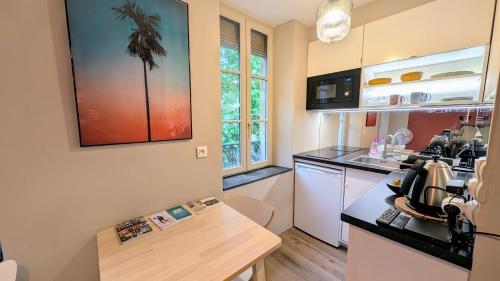 une cuisine avec un évier et un plan de travail dans l'établissement LET'S Studio L'Escale in Lyon, à Lyon