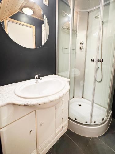 a bathroom with a sink and a shower at De Schutkooi - Tiny Houses in Vortum-Mullem