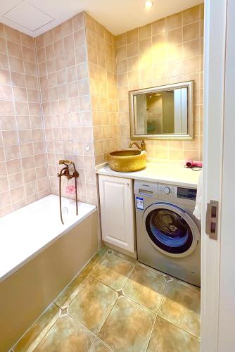 Un baño de Ding Ding Warm Home