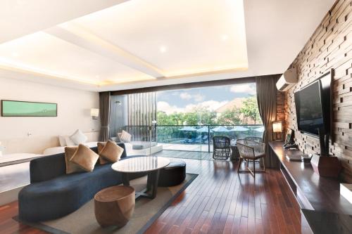 Televisyen dan/atau pusat hiburan di Watermark Hotel & Spa Bali