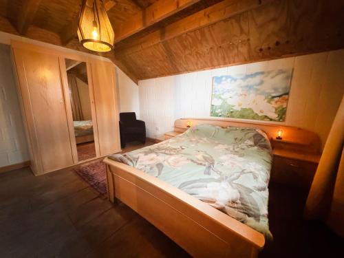 a bedroom with a bed in a room with a window at De Schutkooi - Tiny Houses in Vortum-Mullem