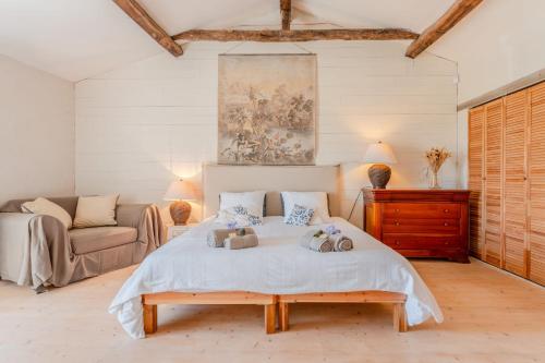 une chambre avec un lit avec deux ours en peluche dessus dans l'établissement La Marais - Parking - Jardin, à Bouin