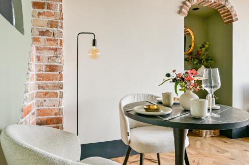a dining room with a table and chairs at B & B Havenzicht Elburg in Elburg