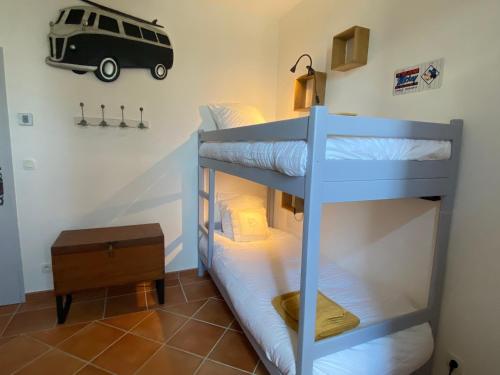 Très beau mas provençal entièrement rénové Piscine & SPA entre Dentelles & Ventouxにあるベッド