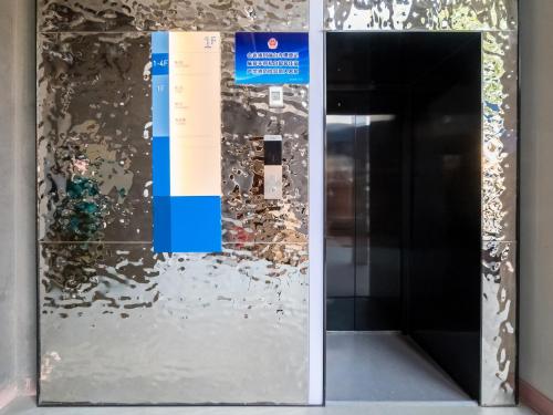 an elevator in a building with a sign on it at 汉庭北京前门天坛西门酒店 in Beijing