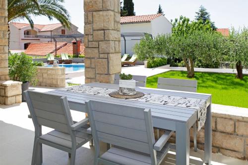Gallery image of Apartments Diana - NEW heated pool in Bol