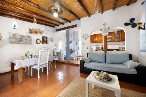 una sala de estar con un sofá y una mesa en Marine House Spa, en Tavira