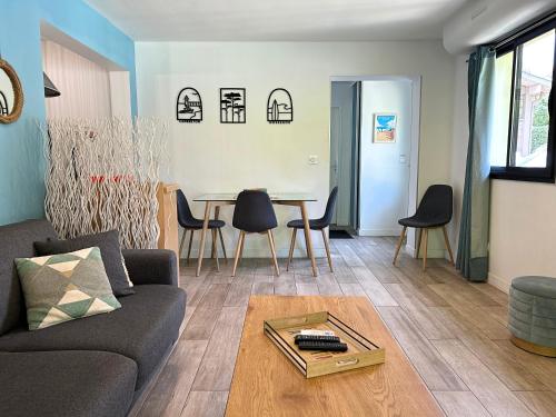 un salon avec un canapé et une table dans l'établissement Villa patio terrasse privative océan 10 min a pied, à Seignosse