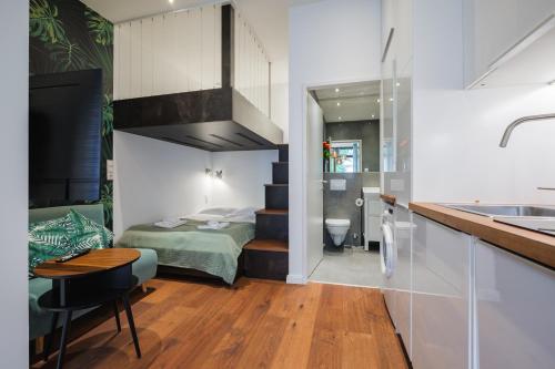 Habitación pequeña con cama y cocina con fregadero en Maria und Joseph Apartments, en Innsbruck