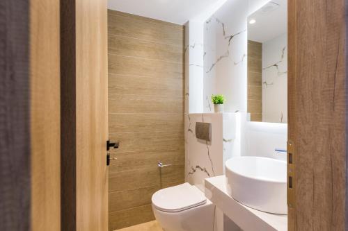 Ένα μπάνιο στο Villa Santa Ιrini 1 - With Heated Pool