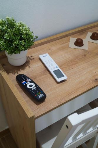 a remote control sitting on top of a wooden table at Alojamientos Dunas del Alba in Chipiona