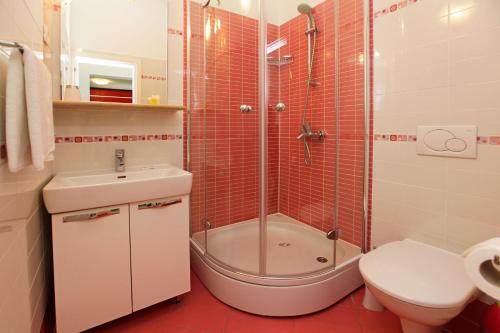 Kylpyhuone majoituspaikassa Apartments Diana - NEW heated pool