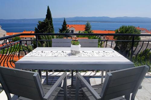 Gallery image of Apartments Diana - NEW heated pool in Bol