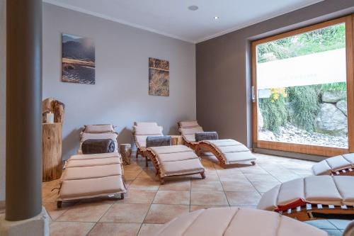 a waiting room with chairs and a window at Beim Nuihausa in Reit im Winkl