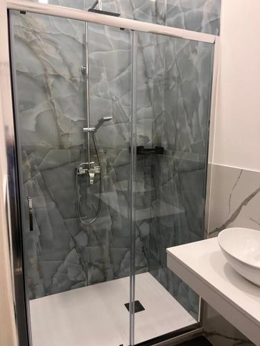 una ducha con puerta de cristal en un baño en International Hotels, en Nápoles