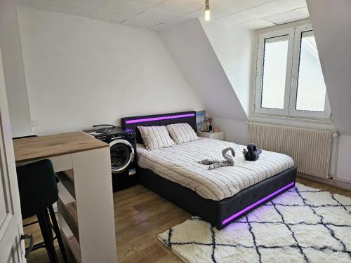 a bedroom with a bed and a desk and a window at Chambre privée à 50 m de la plage- Parking privé, salle de bain et cuisine commune in Le Portel