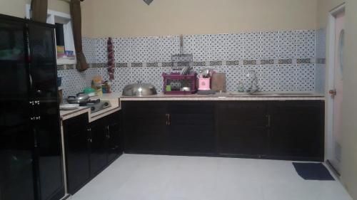 Η κουζίνα ή μικρή κουζίνα στο Nirmala Homestay