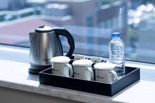 Utensilios para hacer té y café en Hotel Wooin