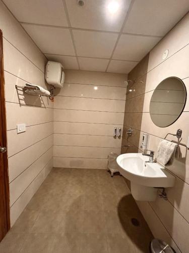Salle de bains dans l'établissement Oasis Inn