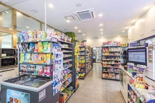 Supermercado u otro tipo de tienda en el hotel o alrededores