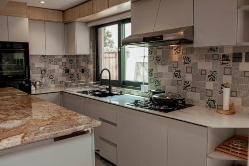 Dapur atau dapur kecil di RUBONA HILL Lodge