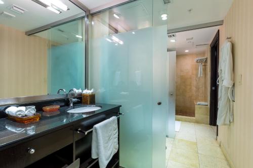 Kuchyňa alebo kuchynka v ubytovaní SBV Luxury Ocean Hotel Suites