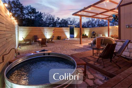 Bazén v ubytování Impressive Intimate Tiny Cabin with Lofted Interior and Outdoor Shower in Texas nebo v jeho okolí