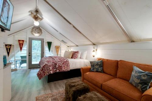 Posezení v ubytování Amazing Tented Cabin with Hot-tub in Scottsboro, Alabama