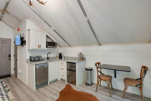 Kuchyň nebo kuchyňský kout v ubytování Luxury Glamping Tent with Jacuzzi on the Deck in Alabama