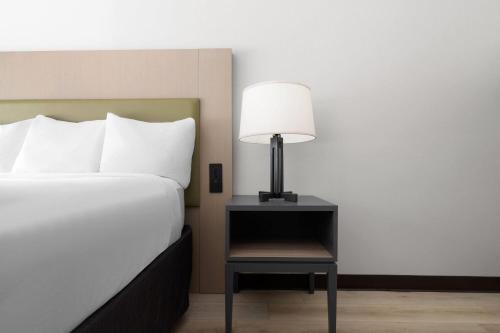 Letto o letti in una camera di Wingate by Wyndham Matthews - Charlotte