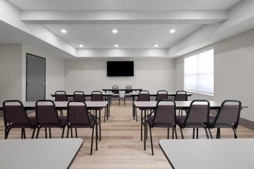 Zona business o sala conferenze di Wingate by Wyndham Matthews - Charlotte
