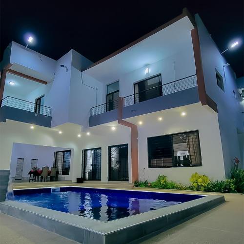 una casa con piscina delante en Villa Serenity Yenne, en Rufisque