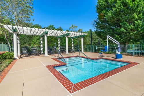 a swimming pool with a pergola and a swimming pool at Hilton Vacation Club Greensprings Williamsburg in Williamsburg
