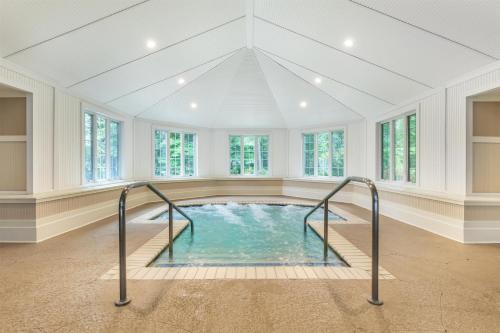 an indoor swimming pool in a room with windows at Hilton Vacation Club Greensprings Williamsburg in Williamsburg