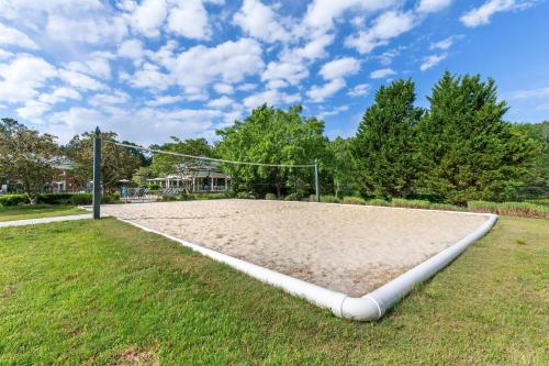 a volleyball court with a net in the grass at Hilton Vacation Club Greensprings Williamsburg in Williamsburg