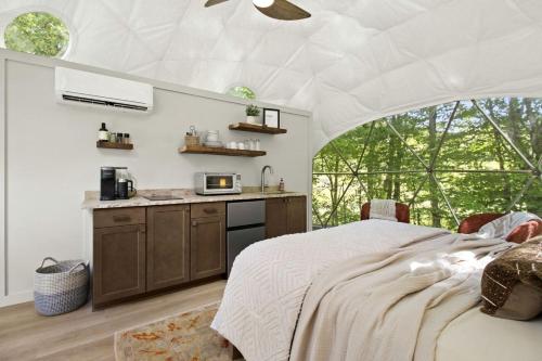 Voodi või voodid majutusasutuse Gorgeous Dome with Breathtaking Landscape Views in North Carolina toas
