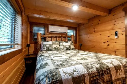 Φωτογραφία από το άλμπουμ του Private Romantic Cabin with Mountain Views and Covered Porch in Arkansas σε Maumee