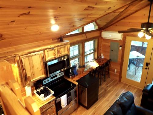 Φωτογραφία από το άλμπουμ του Private Romantic Cabin with Mountain Views and Covered Porch in Arkansas σε Maumee