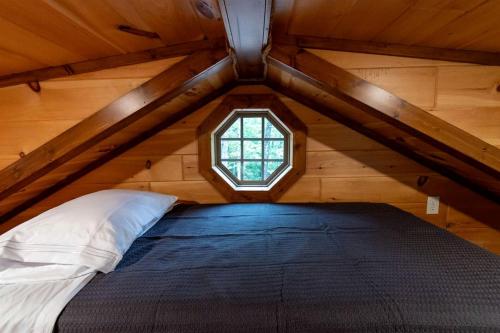 Φωτογραφία από το άλμπουμ του Private Romantic Cabin with Mountain Views and Covered Porch in Arkansas σε Maumee