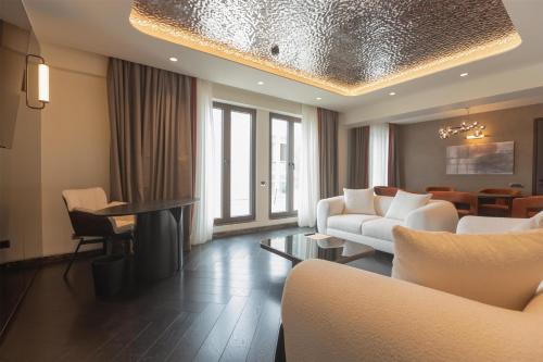 雅典Adia Aluma Athens, Curio Collection By Hilton的带沙发、桌子和椅子的客厅