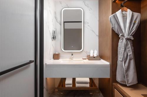 un baño con lavabo y espejo en La Quinta by Wyndham Suzhou Yangshan, en Suzhou