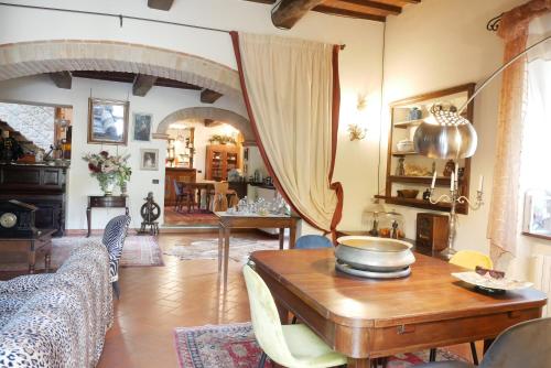 a living room with a table and a couch at Il Mulino in Arezzo