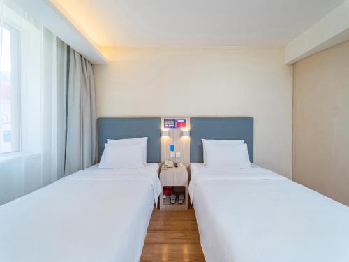 Postel nebo postele na pokoji v ubytování Hanting Hotel Beijing Changchun Street