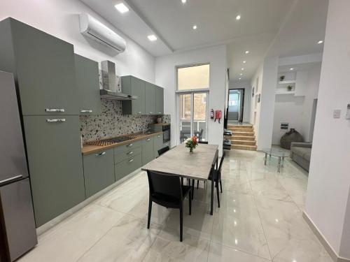 Dapur atau dapur kecil di Sliema Spacious Room
