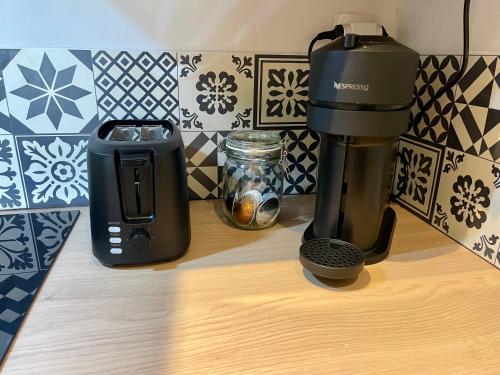 Kemudahan buat kopi dan teh di Le Cosy Pin Rolland